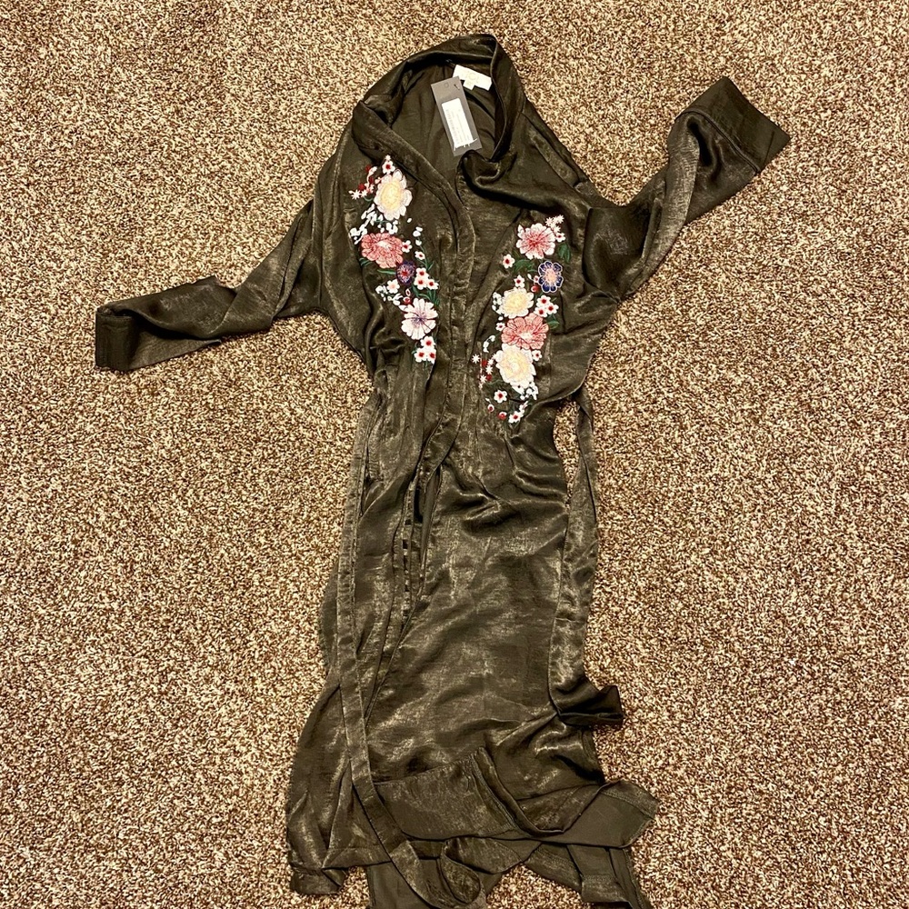 Beautifully embroidered kimono wrap - NWT